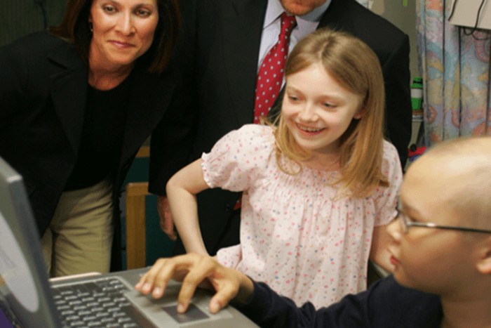 Actress Dakota Fanning visiting a seriously ill kid in the hospital (2006). 